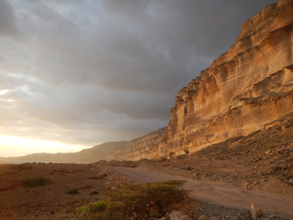 The cliffs of Jebel Samhan (Hasik, Dhofar Province) plunge into the Indian Ocean. At their base, archaeologists have explored caves and rock-shelter sites, one of which was occupied by Arabia’s earliest maritime communities between 8500 and 7500 BCE (Credit: V. Charpentier)